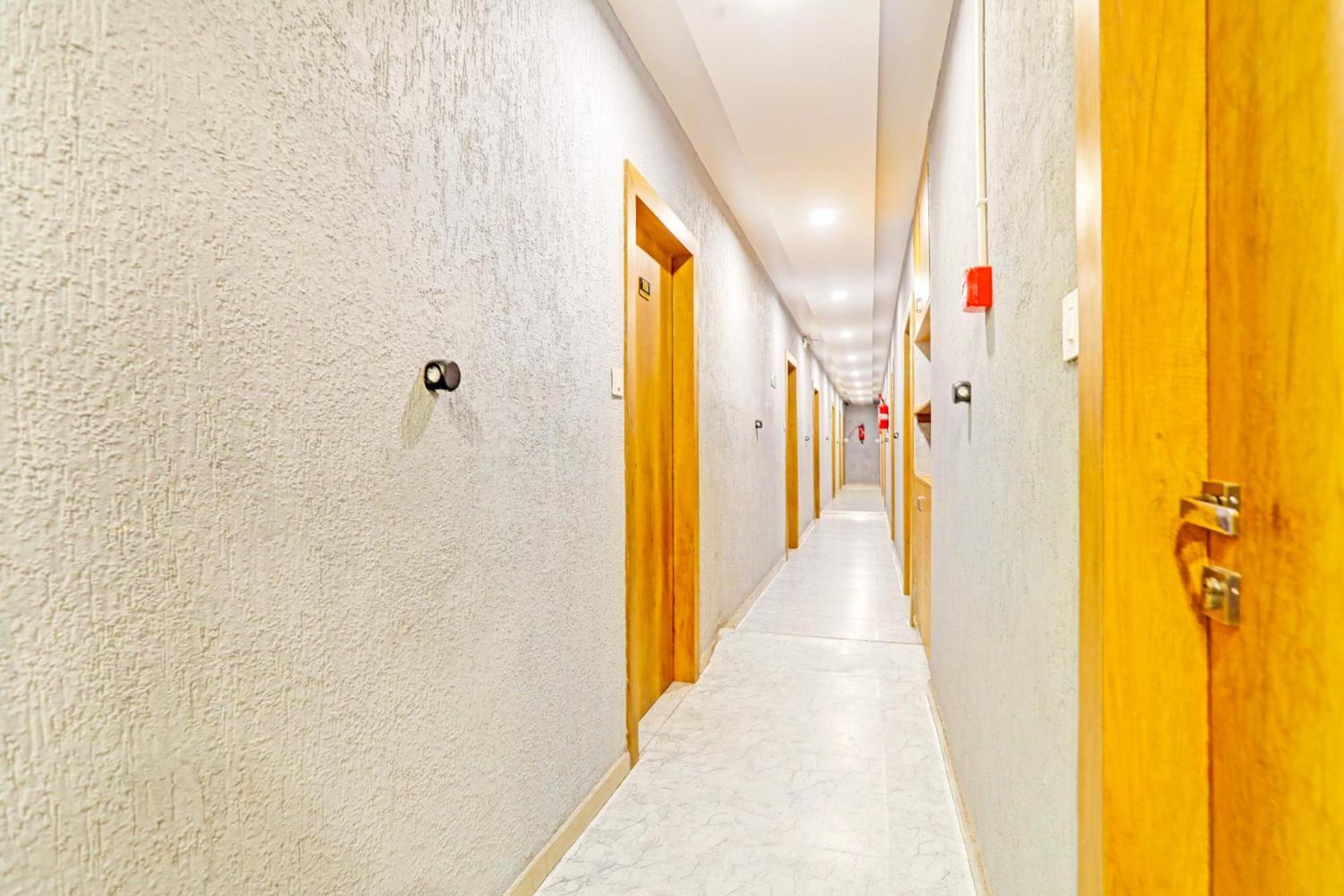 Super Collection O Adajan Formerly Hotel Western Inn スーラト エクステリア 写真