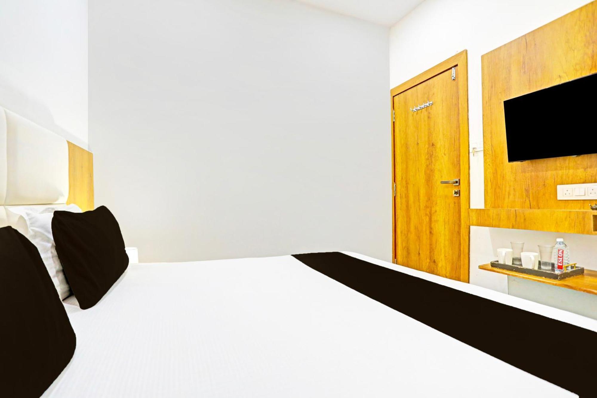 Super Collection O Adajan Formerly Hotel Western Inn スーラト エクステリア 写真