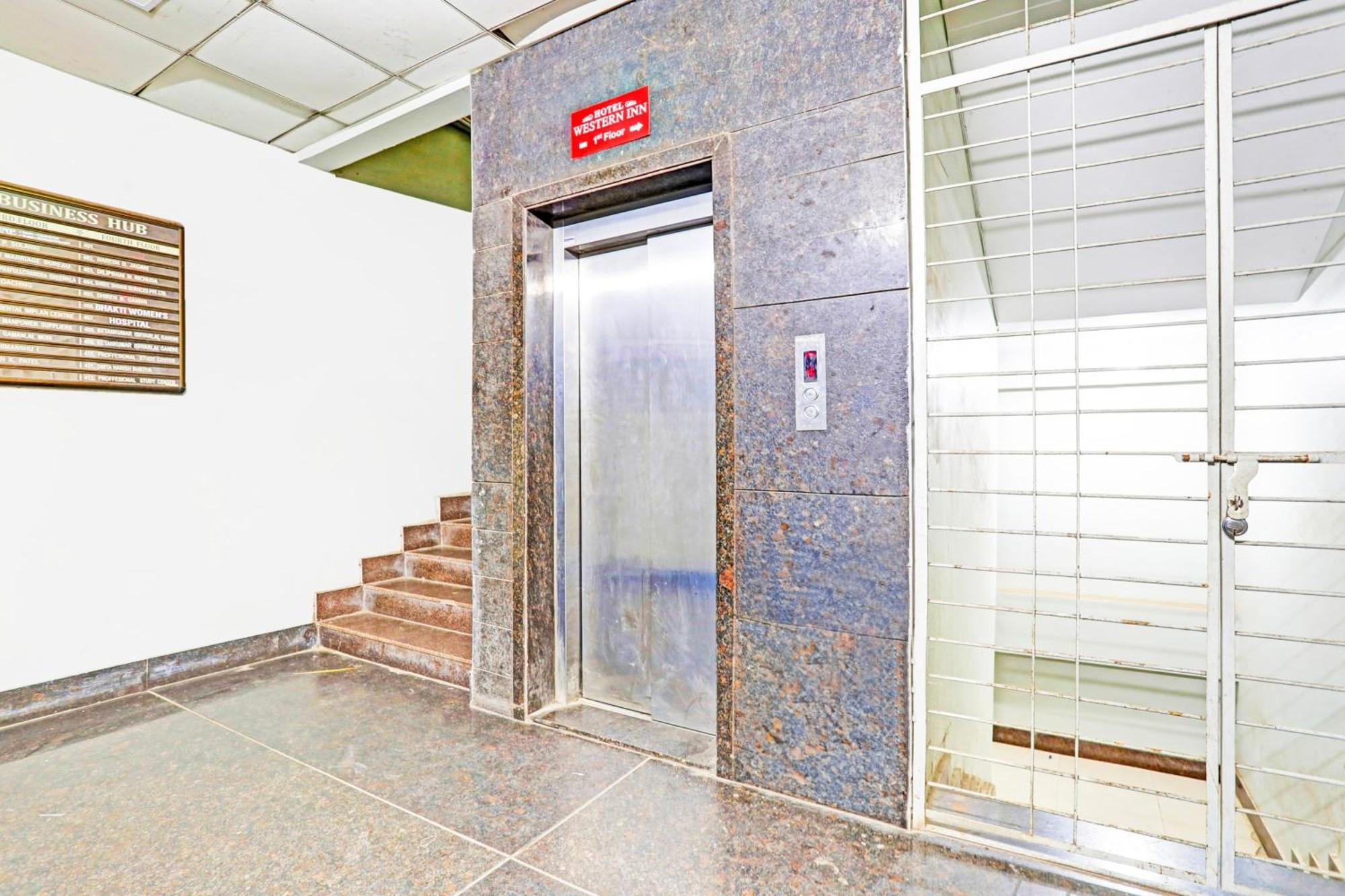 Super Collection O Adajan Formerly Hotel Western Inn スーラト エクステリア 写真